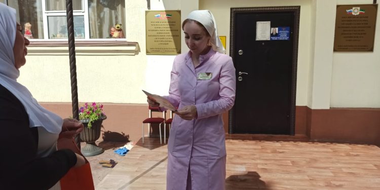 Распространение печатной продукции по финансовой грамотности на улицах Грозного