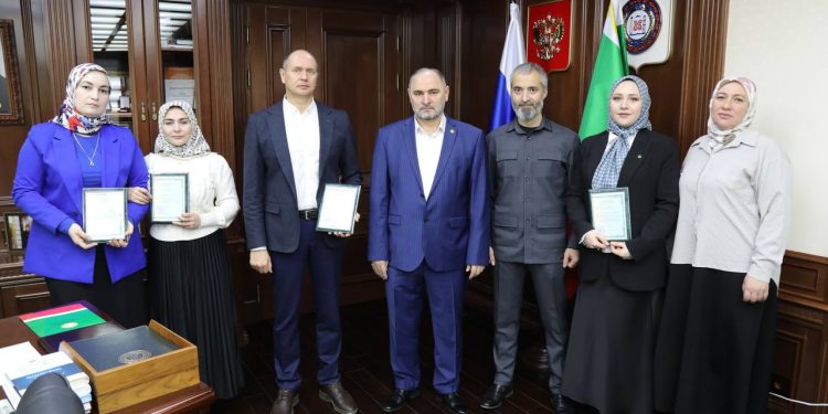 Вручение удостоверений о повышении квалификации по программе «Формирование и развитие компетенций по управлению финансами и предпринимательской деятельности»